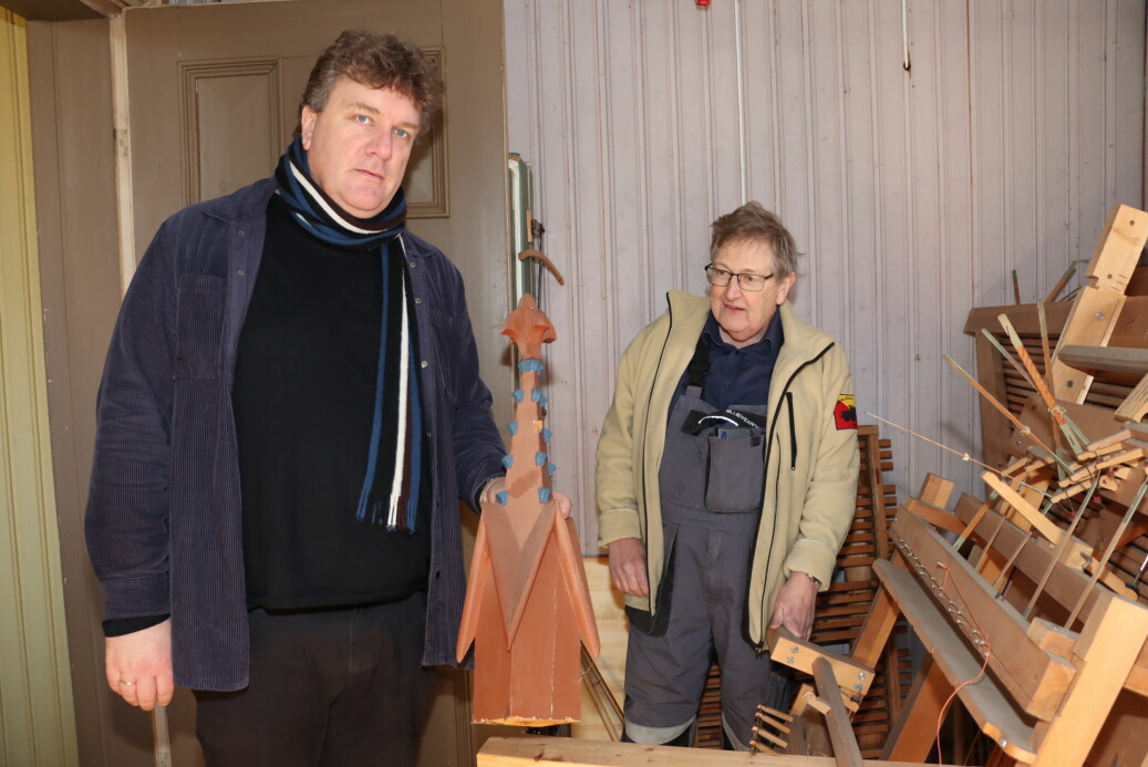 Kantor i Eidskog, Lars Alexander Mensonides (t.v.), og orgelbygger Henrik Brinck Hansen gleder seg til det gamle orgelet står fremme, godt som nytt.