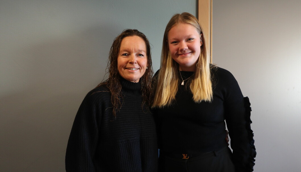 Kontaktlærer ved Eidskog ungdomsskole, Laila Grønnerud (t.v), og elevrådsleder Clara Oline Øiseth Johansen setter stor pris på solidaritetsuka.