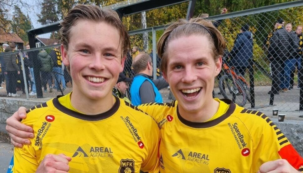 Jesper Grundt (t.v) og Alexander Håpnes rykket opp til OBOS-ligaen med Moss.