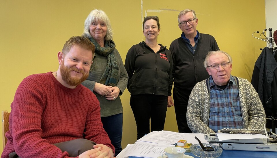 Denne gjengen, Sten Bjørge S. Hansrud (f.v.), Åse Lukerstuen, Mette Skogbakken, Øivind Roos og Nils Oscar Ottesen, inviterer til et møte mellom Hans Børli og kunstneren Kåre Tveter, som i tablået spilles av henholdsvis Ottersen og Hansrud.
