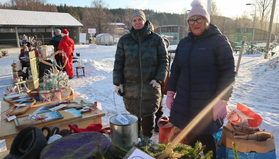 Pernille Malm Jensen og Torill Wrangel var blant selgerne som hadde tatt turen til Vestmarka og Eidskog Montessoriskole lørdag