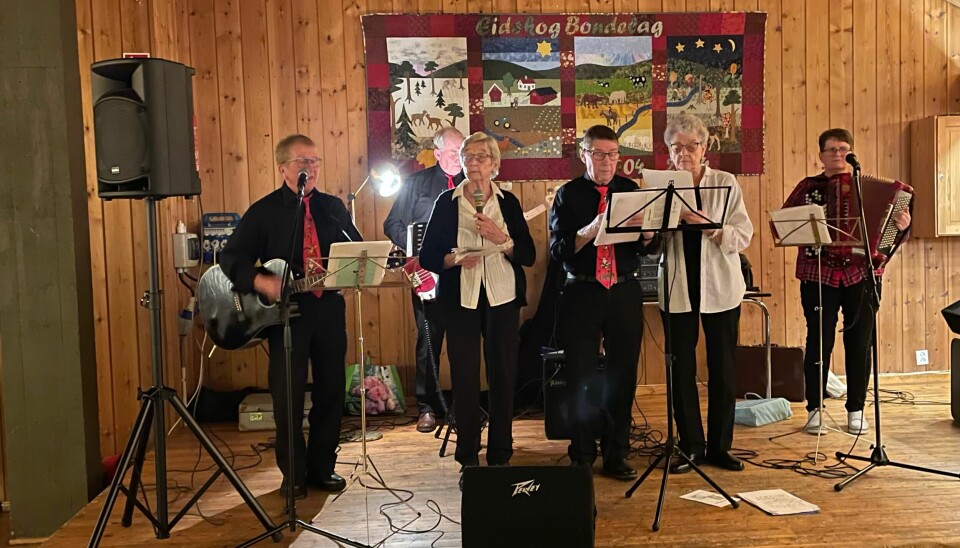 Tradisjonen tro så spilte Finsrud-musikken opp til dans under juletrefesten til Eidskog Bygdekvinnelag.