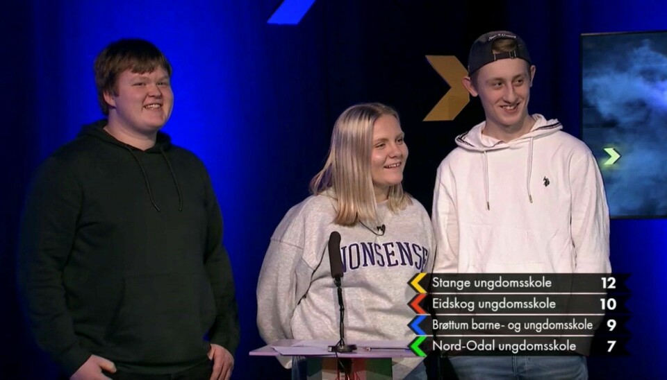 Lauritz Stolpe (t.v.), Greta Johansen og Simen Tukun førte Eidskog ungdomsskole videre til landsfinalen i NRKs klassequiz.