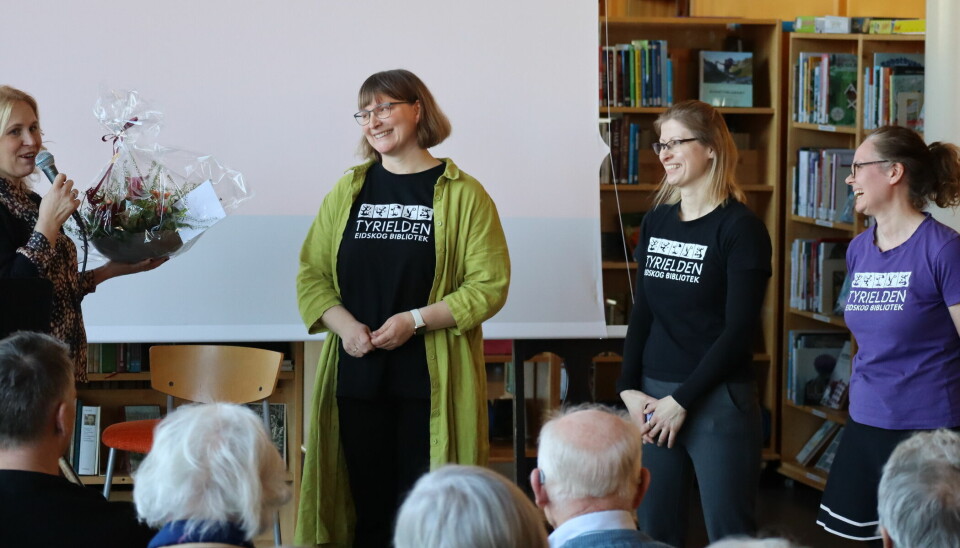 Ordfører Kamilla Thue som deler ut bukett til de ansatte på Tyrielden bibliotek
