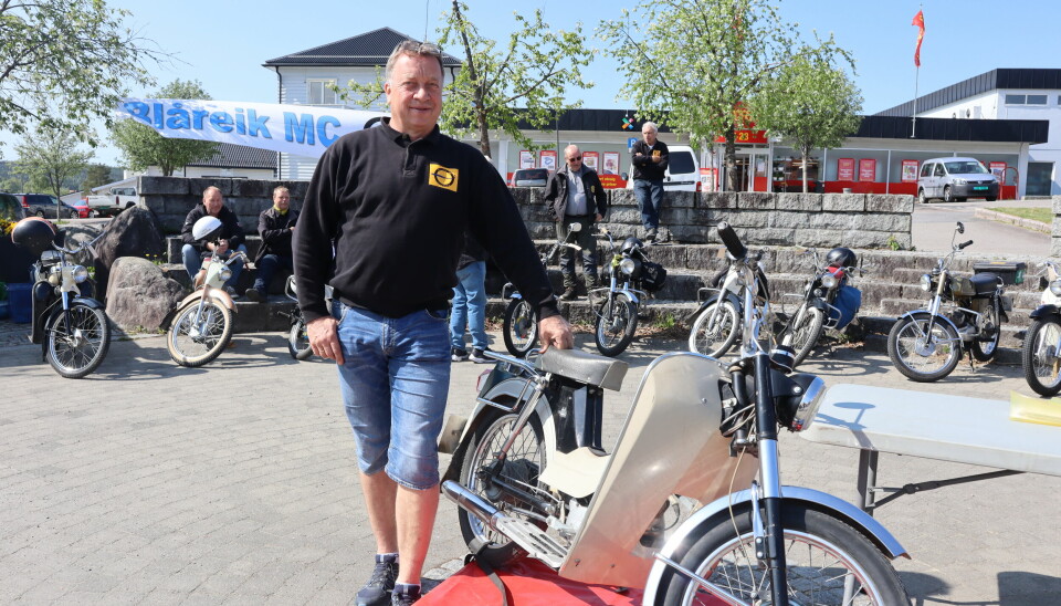 Med å delta i loddsalget kunne man vinne denne mopeden,S som president Øystein Jegerud viser frem her.