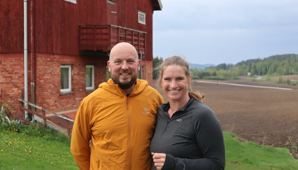 Veslemøy Tveter Alm og Tommy Ytterdahl er nyter livet på Ingelsrud gård, men våren som har vært har skapt noen utfordringer.