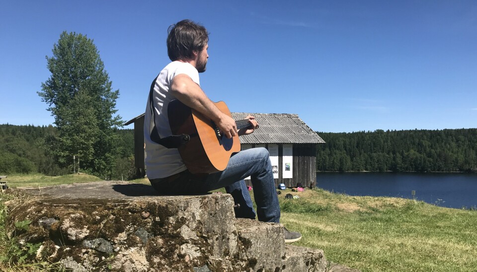 Erik Lukashaugen har brukt lang tid på å ferdigstille sin tonsetting av junikveld. Her øver han på en tidlig versjon på Hans Børlis kjøkkentram i 2018.