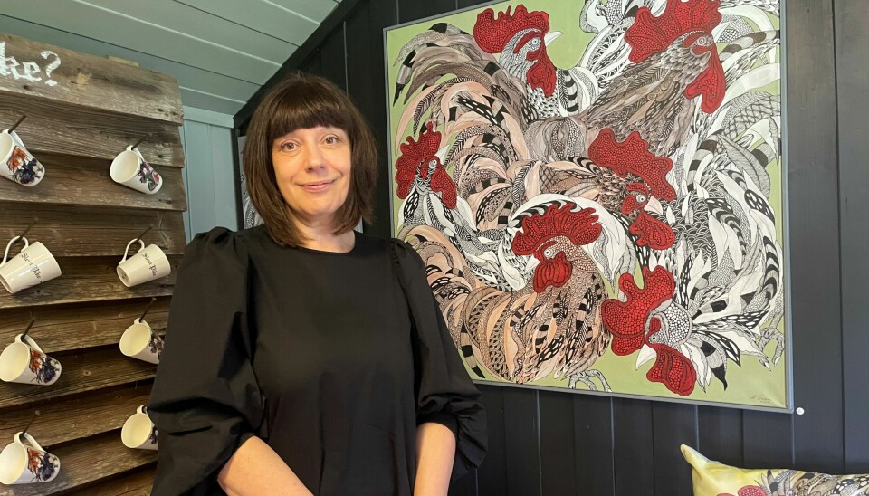 Anna Strøm har blitt bitt av basillen, og elsker å leve av kunsten. Her er hun foran favoritt-maleriet sitt.
