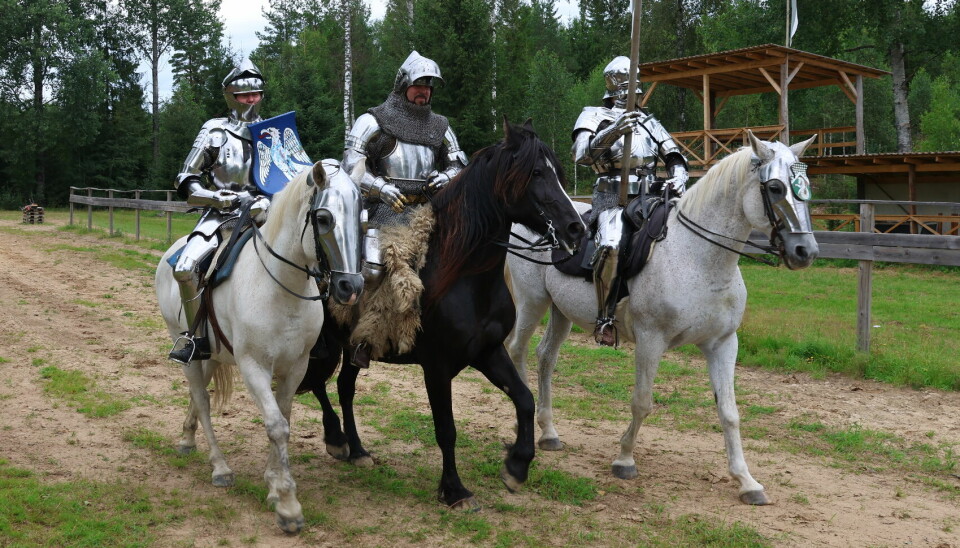 Fra den 8 til 10. september blir det arrangert ridderturnering på Hesbøl. Riddere fra inn - og utland skal turnere i ulike grener. Tre av ridderne er på hjemmebane. Ida Røsland( f.v.), Arne Carolius Hagerup og Per Estein Prøis Røhjell.