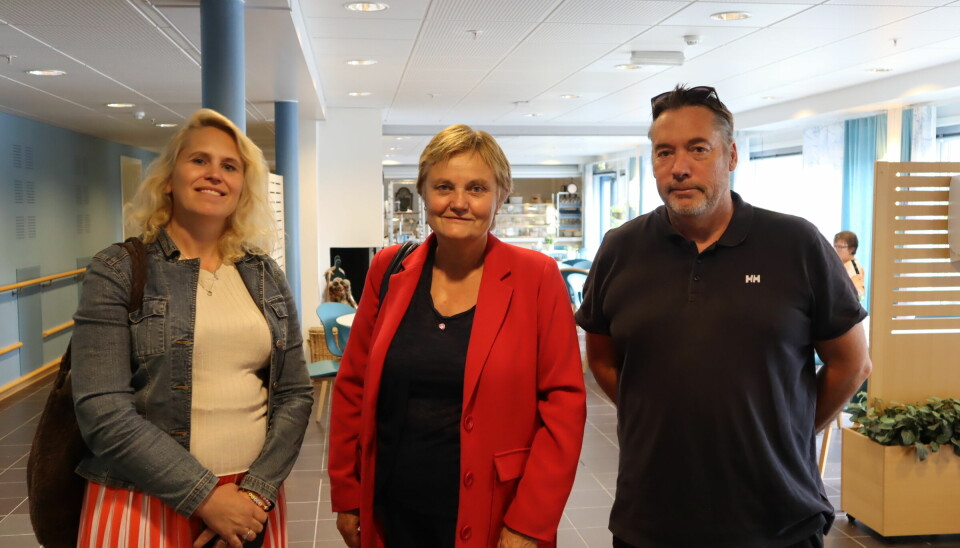 F.v. Kamilla Thue, Rigmor Aasrud og Espen Fjeldbu var fornøyd med sitt besøk til helsetunet, som var første besøket på agendaen.