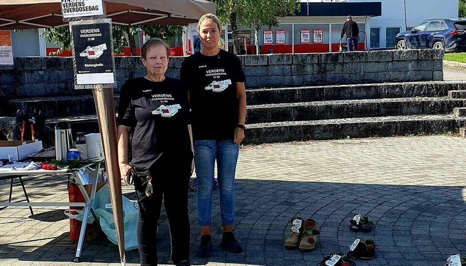 Torunn Fløiten (t.v.) og Kristin Sjørli er ruskontakter i Eidskog kommune og var til stede på Emmas plass.