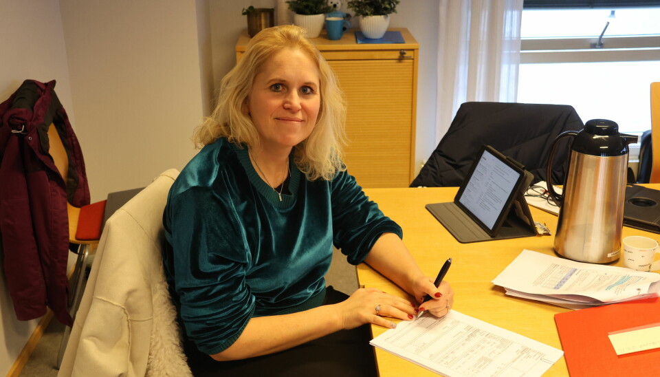 Ordfører Kamilla Thue signerer skjøtet som gjør at Statsbygg blir ny eier av tomta langs grensegata ved Morokulien.
