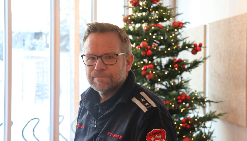 Per Harald Bekken, leder for forebyggende avdeling i Glåmdal Brannvesen IKS oppfordrer alle til å følge bruksanvisninger og bruke beskyttelsesbriller ved bruk av fyrverkerli.