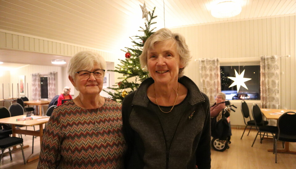 Solveig Delviken og Kirsti Moli Verpe er glad i å feire jul, og syns det er stas å ha juletrefest på nyåret.
