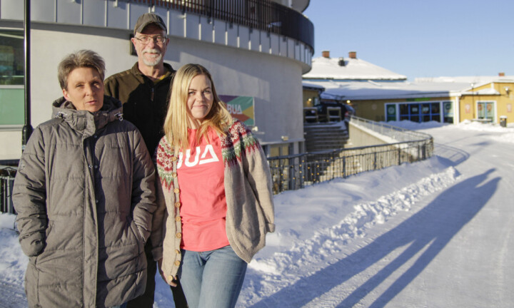 En fin og snørik vinter gjør at etterspørselen etter ski og annet vinterutstyr er stor hos BUA Eidskog, forteller Tanja Nybakk (t.v.), Jarle Fjeld og Jenny Fjeld.